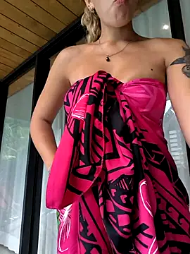 emma4xxx online show from April 12, 2026, 6:33 pm