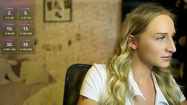 Nicolette  Shea  online show from October 27, 2025, 2:18 pm