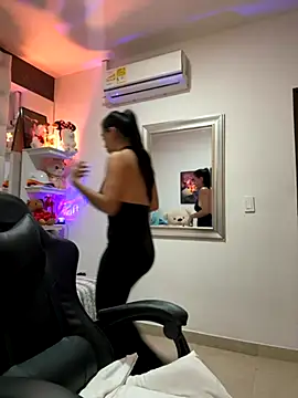 ZarahEvans online show from October 13, 2025, 3:24 pm