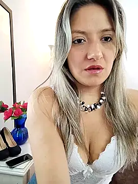 valeriahunter1 online show from December 2, 2025, 8:43 pm