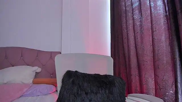  Caroliinee  online show from November 21, 2025, 4:06 pm