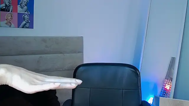 Snapshot of AllieEvans chatting on February 21, 2025, 10:04 pm AllieEvans online show from February 21, 2025, 10:04 pm