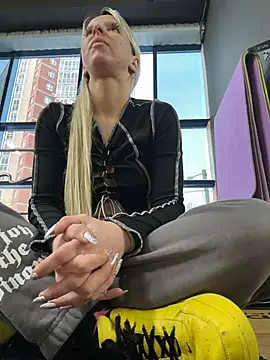 LikaCat online show from December 16, 2025, 3:00 am