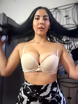 Snapshot of MarianaBenz chatting on May 9, 2026, 9:18 pm MarianaBenz online show from May 9, 2026, 9:18 pm