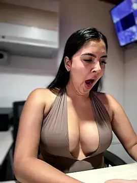 Snapshot of MarianaBenz chatting on January 16, 2026, 11:31 pm MarianaBenz online show from January 16, 2026, 11:31 pm