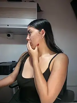 Snapshot of MarianaBenz chatting on April 2, 2026, 11:55 pm MarianaBenz online show from April 2, 2026, 11:55 pm