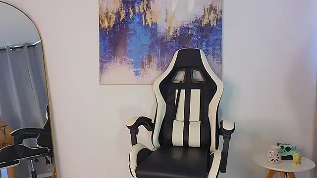 Snapshot of KristennBlue chatting on November 19, 2025, 2:17 pm KristennBlue online show from November 19, 2025, 2:17 pm