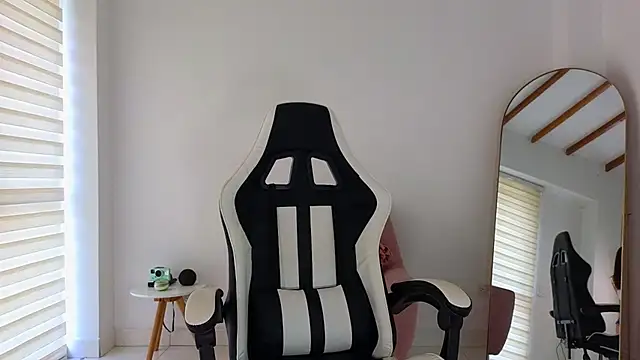 Snapshot of KristennBlue chatting on September 22, 2025, 4:02 pm KristennBlue online show from September 22, 2025, 4:02 pm