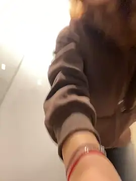 QuitieLia online show from February 15, 2026, 1:21 pm