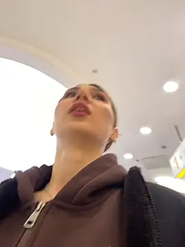 QuitieLia online show from February 25, 2026, 7:52 am