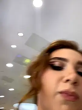 QuitieLia online show from November 6, 2025, 2:21 pm