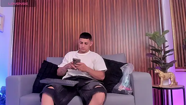 Snapshot of Alex_cute77 chatting on February 15, 2026, 12:26 pm Alex cute77 online show from February 15, 2026, 12:26 pm