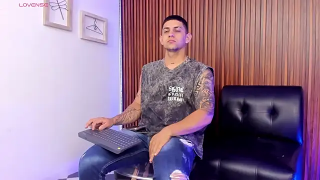 Snapshot of Alex_cute77 chatting on February 4, 2026, 11:27 am Alex cute77 online show from February 4, 2026, 11:27 am