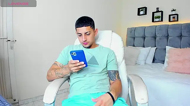 Snapshot of Alex_cute77 chatting on February 28, 2025, 12:31 pm Alex cute77 online show from February 28, 2025, 12:31 pm