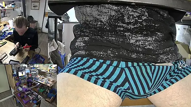 Snapshot of Happy_Michal chatting on December 20, 2024, 1:00 pm Happy Michal online show from December 20, 2024, 1:00 pm