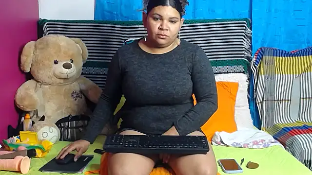 karolhot916 online show from February 13, 2025, 11:15 pm