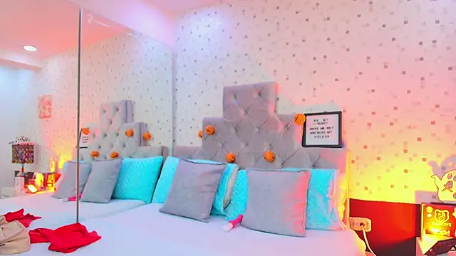 JulietaReyess online show from October 18, 2025, 11:56 am