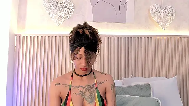 daiana curly online show from September 26, 2025, 8:05 pm