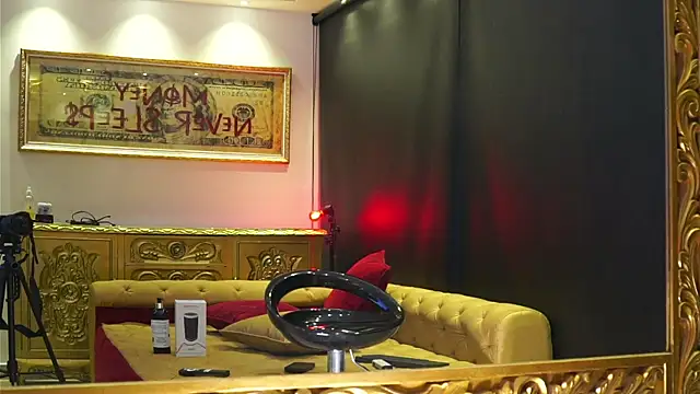 dantecoppolaa  online show from April 16, 2026, 11:29 pm