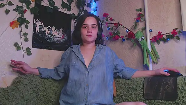 Snapshot of Tiny_Witch chatting on November 4, 2025, 10:13 pm Tiny Witch online show from November 4, 2025, 10:13 pm