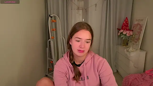 LovelyJessie online show from November 3, 2025, 1:47 pm