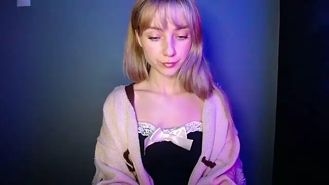 LuciaYoung online show from December 2, 2025, 1:13 pm