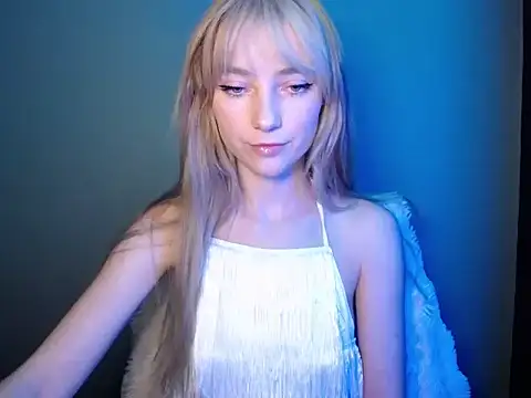 LuciaYoung online show from November 28, 2025, 1:11 pm