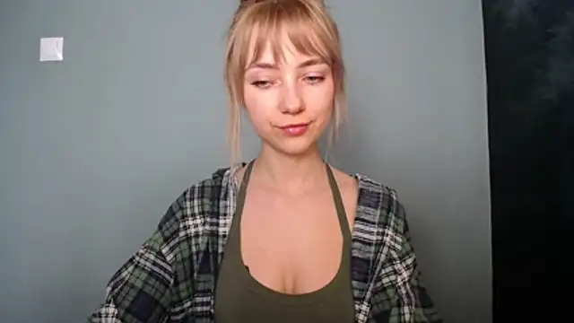 LuciaYoung online show from March 12, 2026, 7:45 am