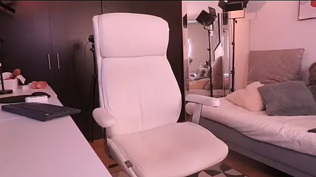 Anah s online show from December 14, 2025, 4:23 pm