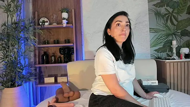 LIAH IZUMI online show from November 20, 2025, 1:23 pm