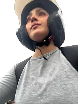 LIAH IZUMI online show from November 28, 2025, 12:49 pm