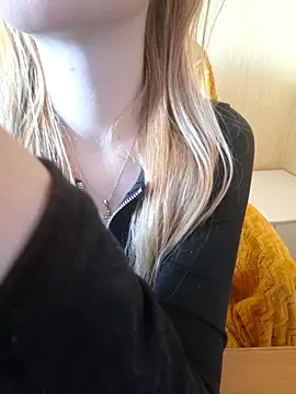 Snapshot of Elza_kom chatting on September 18, 2025, 4:37 am Elza kom online show from September 18, 2025, 4:37 am