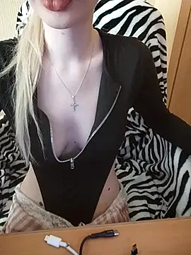 Snapshot of Elza_kom chatting on March 15, 2025, 6:03 am Elza kom online show from March 15, 2025, 6:03 am