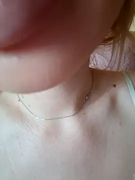 Snapshot of Elza_kom chatting on November 3, 2025, 2:17 am Elza kom online show from November 3, 2025, 2:17 am