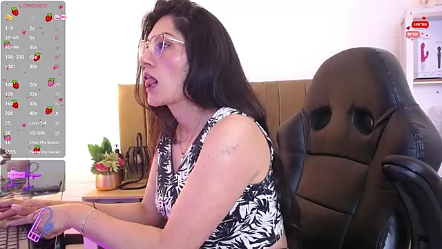 Rapunzeell  online show from March 18, 2025, 1:34 pm