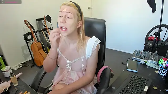 Snapshot of Ts-lucy-lux chatting on October 2, 2025, 9:18 pm Ts-lucy-lux online show from October 2, 2025, 9:18 pm