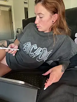 Laurahorney xo online show from September 12, 2025, 8:25 am