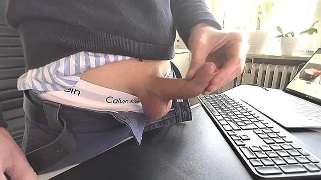 Snapshot of sperma_tributes chatting on February 19, 2025, 8:33 am sperma tributes online show from February 19, 2025, 8:33 am