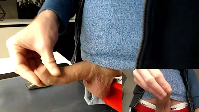 Snapshot of sperma_tributes chatting on January 17, 2025, 8:24 am sperma tributes online show from January 17, 2025, 8:24 am