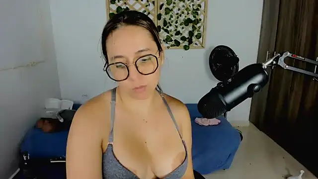 Snapshot of isa_loves_cum chatting on September 17, 2025, 11:51 pm isa loves cum online show from September 17, 2025, 11:51 pm