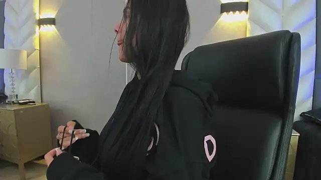 ChloeHarper  online show from December 17, 2025, 11:48 am