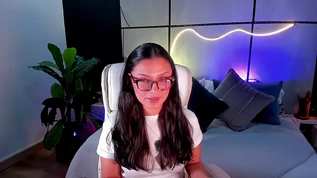 Gia Mazzon online show from November 24, 2025, 4:07 pm