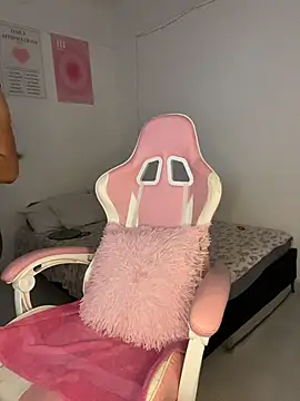 violet-333 online show from February 7, 2026, 5:32 pm