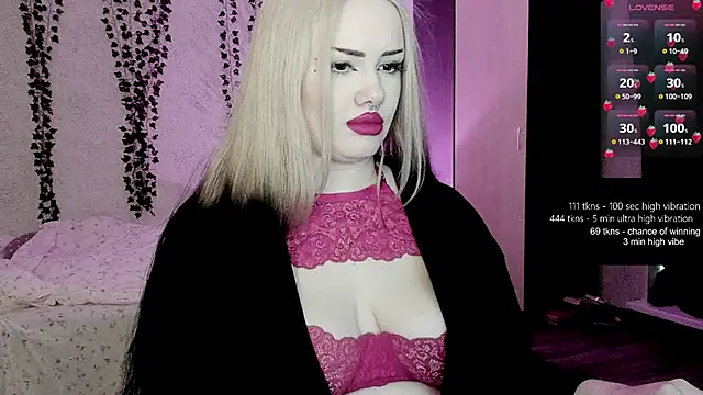 strawberry elfcat online show from April 9, 2026, 2:24 am