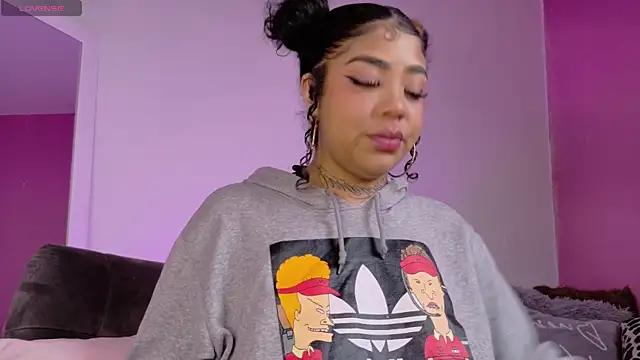 foxxy-lov3 online show from February 12, 2026, 1:33 pm