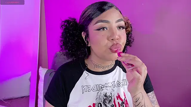 foxxy-lov3 online show from May 19, 2026, 4:03 pm