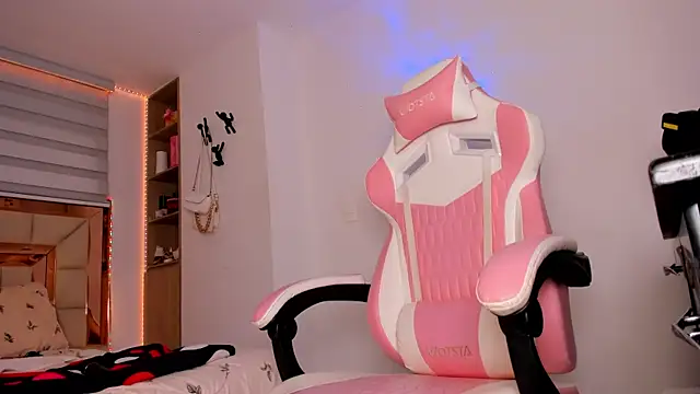 andreafernandz online show from March 7, 2026, 3:35 am