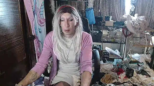 Snapshot of Ombeline1 chatting on September 23, 2025, 11:06 am Ombeline1 online show from September 23, 2025, 11:06 am