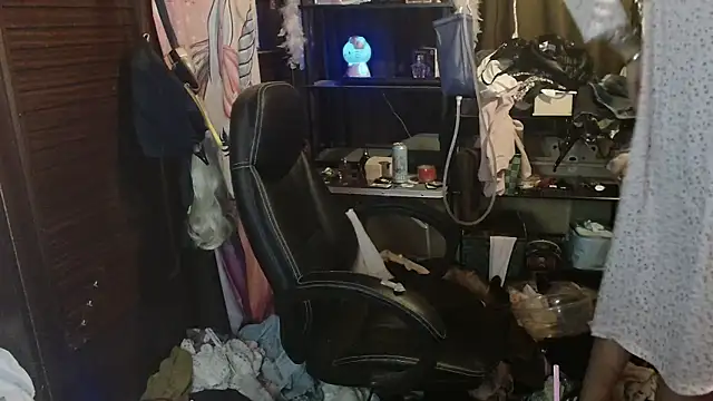 Ombeline1 online show from December 16, 2025, 6:56 pm