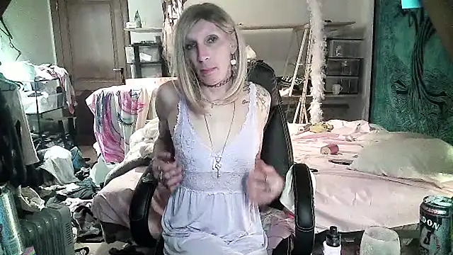 Snapshot of Ombeline1 chatting on March 8, 2025, 10:02 pm Ombeline1 online show from March 8, 2025, 10:02 pm